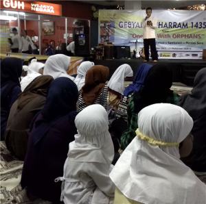 Kak Deni yang kocak membuka acara.