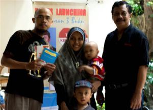 Mejeng bersama komandan blogcamp  dengan kaos wayang favorit - Foto by KangYayat :D