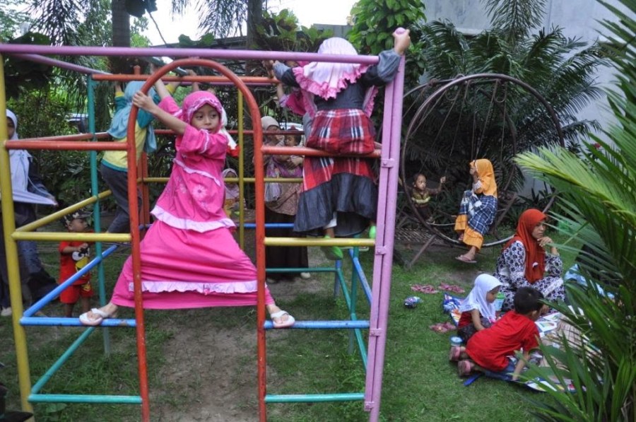 Anak-anak bebas bermain (gambar saya pinjam dari blog Mbak Ida)