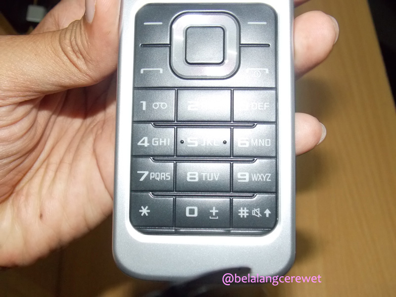 Keypad atau papan ketiknya empuk dan sangat nyaman untuk mengetik sms panjang