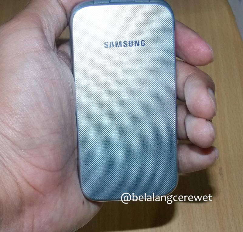 Karena tidak terlalu besar, maka Samsung ini nyaman digenggam juga dikantongi.