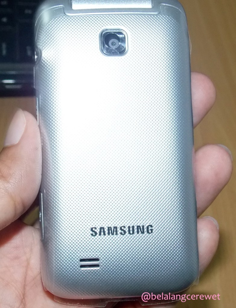 Bagian bawah/belakang dengan kamera 1,3 MP