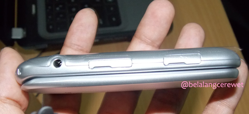 Sisi kiri tempat di mana slot memori tambahan dan port charger berada