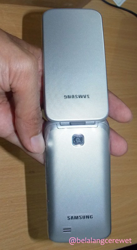 Ketika ponsel terbuka atau tidak dilipat