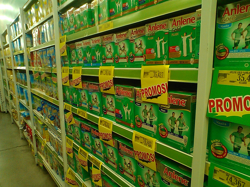 Deretan produk di sebuah supermarket (mode: night)