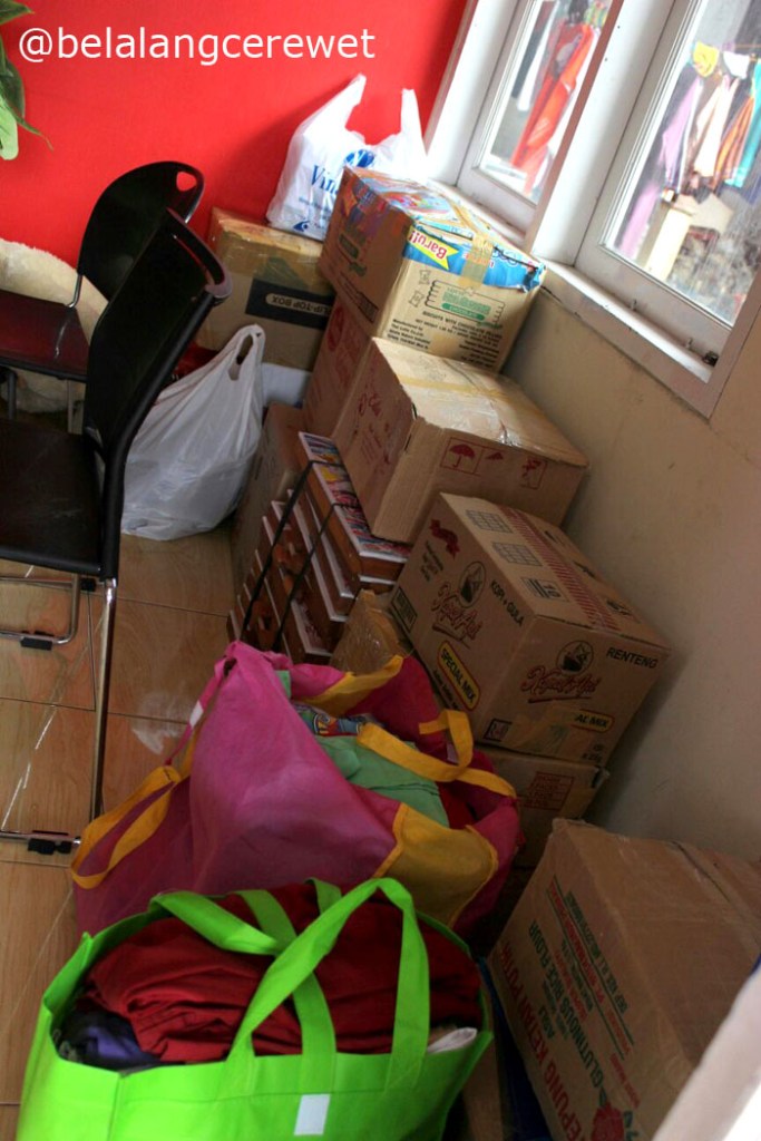 Seragam sekolah, alat tulis, meja lipat, dll. siap berpindah tangan.