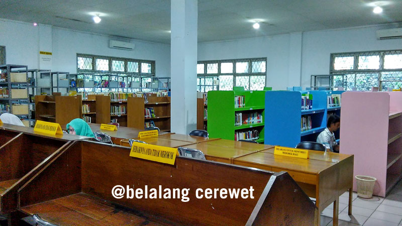 Meja baca rapi dan nyaman