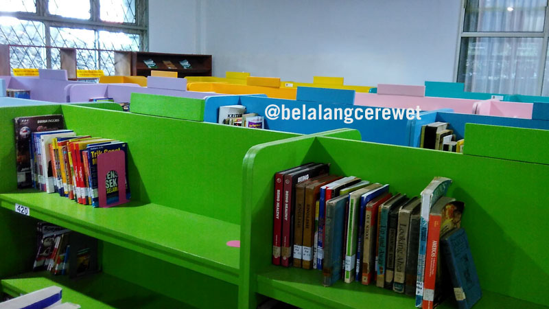 Rak-rak ciamik berderet menyambut pengunjung