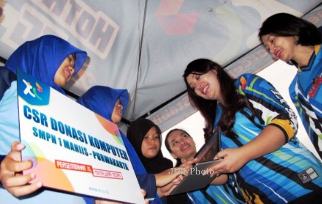 xl-bagikan-komputer-ke-siswi-smp