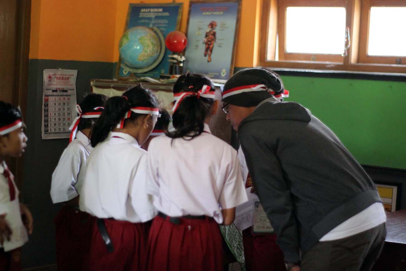 siswa bekerja sama dalam kelompok